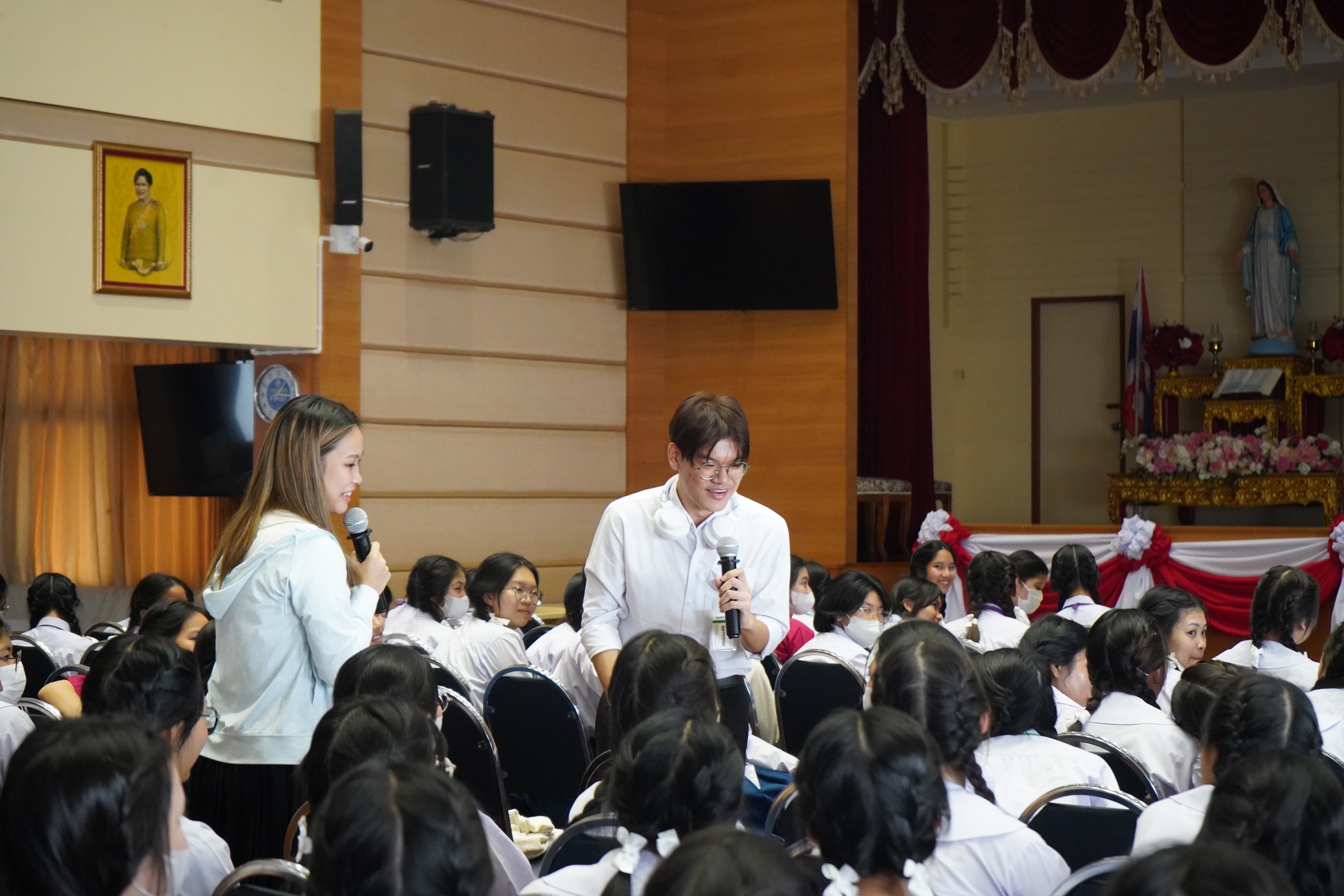 พี่ ๆ พูดคุยกับนักเรียนในกิจกรรม From Class to Camp